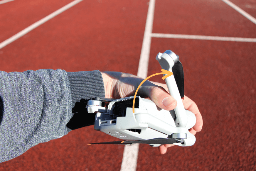 Der vordere Rotorarm der DJI Mini 3 Pro wird nach unten herausgeklappt.